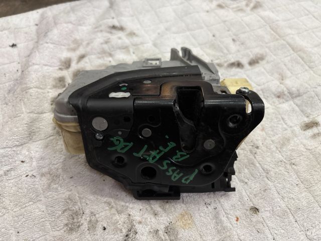 bontott VW PASSAT B6 Bal első Zárbetét