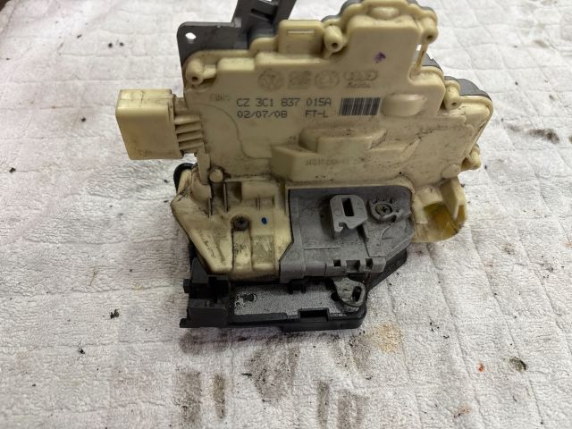 bontott VW PASSAT B6 Bal első Zárbetét