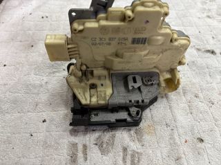 bontott VW PASSAT B6 Bal első Zárbetét