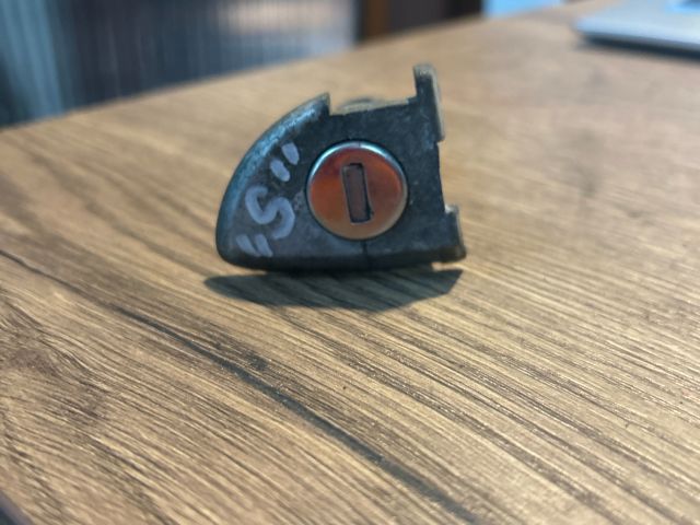 bontott VW PASSAT B6 Bal első Zárbetét