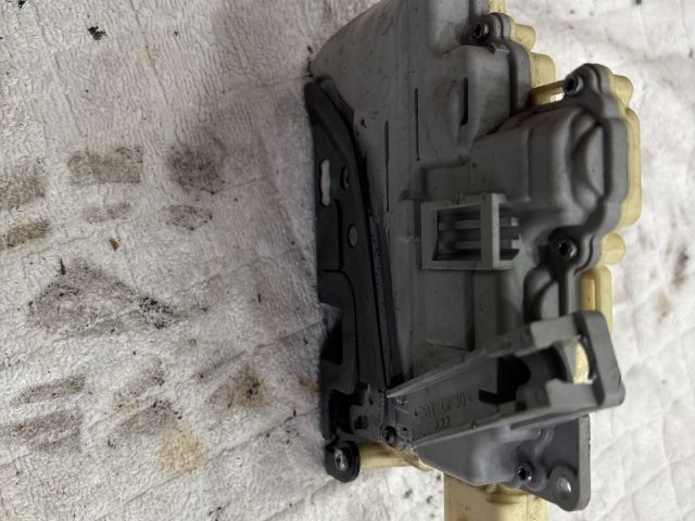 bontott VW PASSAT B6 Bal első Zárbetét