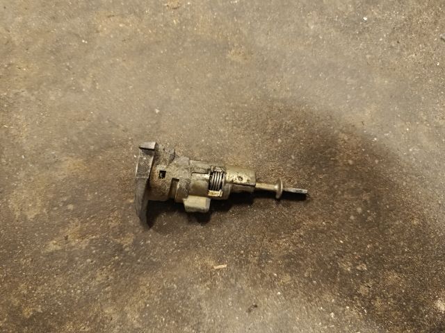 bontott VW PASSAT B6 Bal első Zárbetét