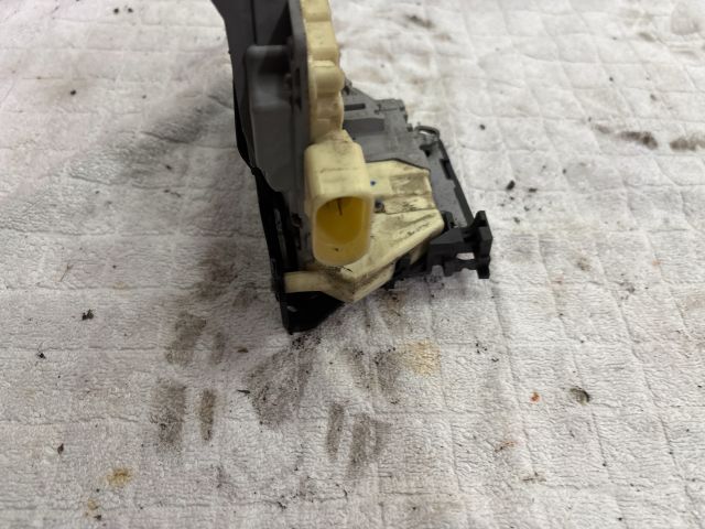 bontott VW PASSAT B6 Bal első Zárbetét