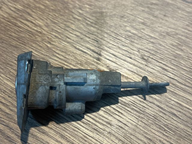 bontott VW PASSAT B6 Bal első Zárbetét