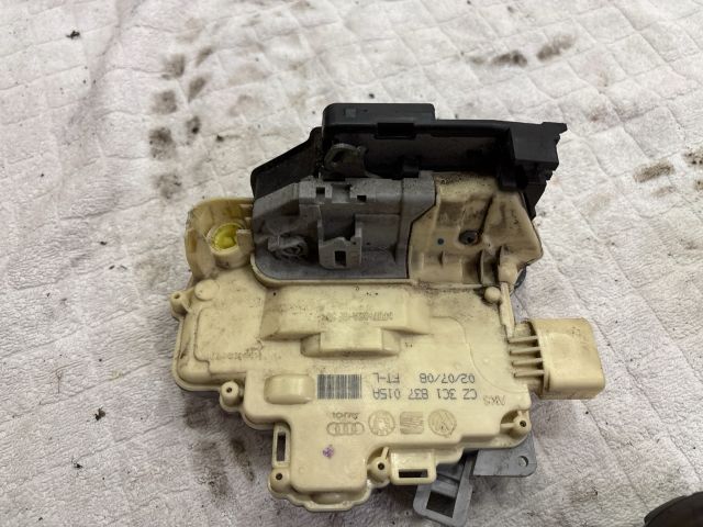 bontott VW PASSAT B6 Bal első Zárbetét