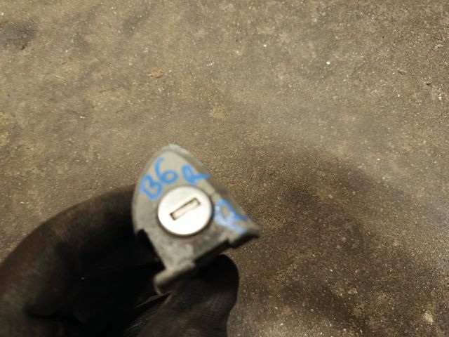 bontott VW PASSAT B6 Bal első Zárbetét