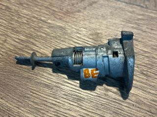 bontott VW PASSAT B6 Bal első Zárbetét