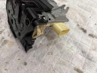 bontott VW PASSAT B6 Bal első Zárbetét