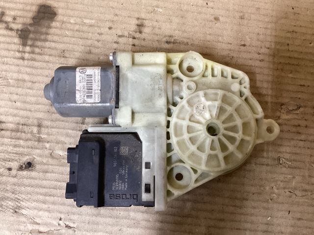 bontott VW PASSAT B6 Bal hátsó Ablakemelő Motor