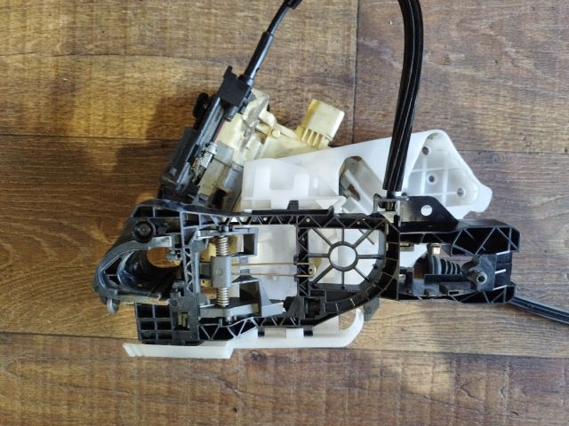 bontott VW PASSAT B6 Bal hátsó Ajtózár