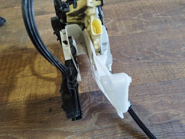 bontott VW PASSAT B6 Bal hátsó Ajtózár