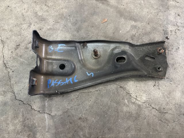 bontott VW PASSAT B6 Bal Sárvédő Oldaltartó