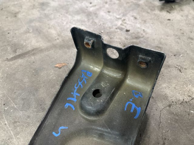 bontott VW PASSAT B6 Bal Sárvédő Oldaltartó