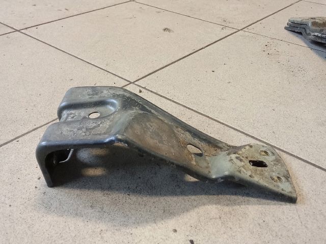 bontott VW PASSAT B6 Bal Sárvédő Oldaltartó