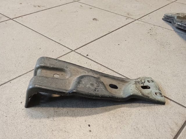 bontott VW PASSAT B6 Bal Sárvédő Oldaltartó