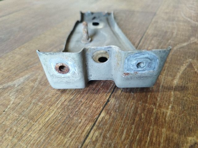 bontott VW PASSAT B6 Bal Sárvédő Oldaltartó