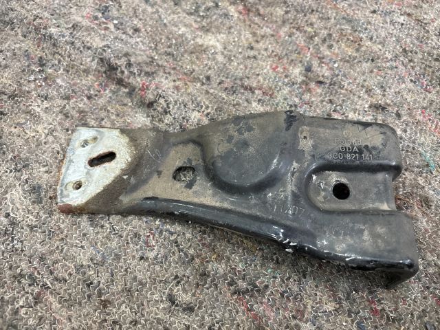 bontott VW PASSAT B6 Bal Sárvédő Oldaltartó