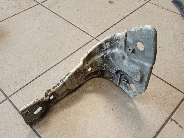 bontott VW PASSAT B6 Bal Sárvédő Oldaltartó