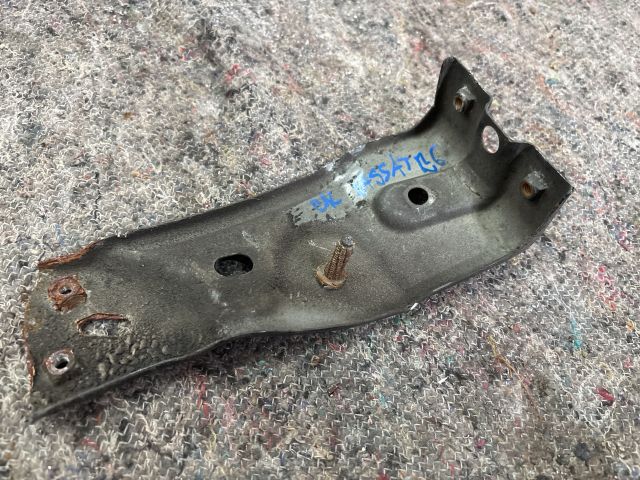 bontott VW PASSAT B6 Bal Sárvédő Oldaltartó