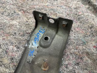 bontott VW PASSAT B6 Bal Sárvédő Oldaltartó