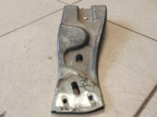 bontott VW PASSAT B6 Bal Sárvédő Oldaltartó