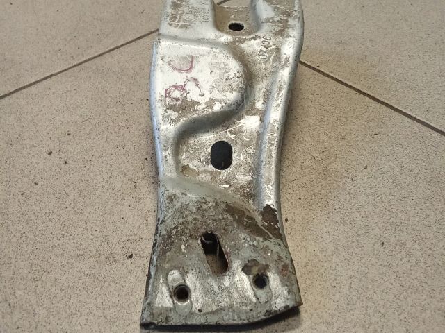 bontott VW PASSAT B6 Bal Sárvédő Oldaltartó