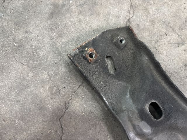 bontott VW PASSAT B6 Bal Sárvédő Oldaltartó