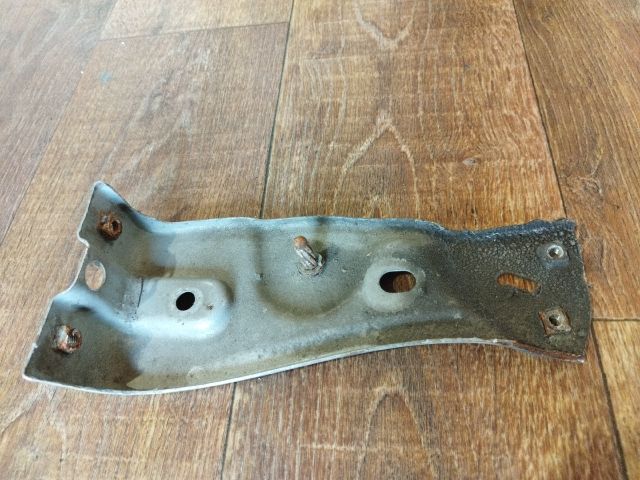 bontott VW PASSAT B6 Bal Sárvédő Oldaltartó