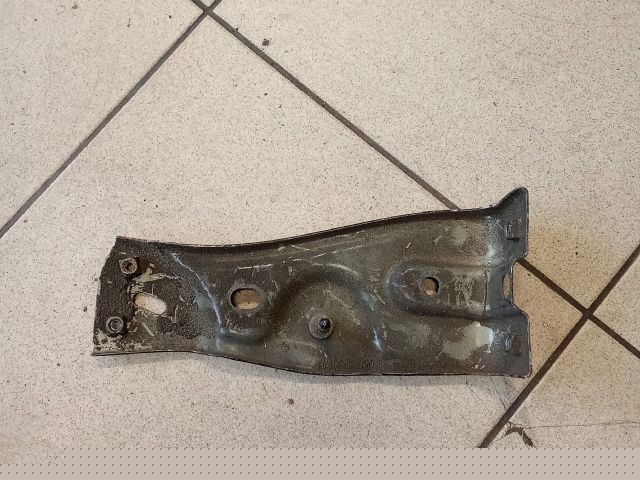 bontott VW PASSAT B6 Bal Sárvédő Oldaltartó