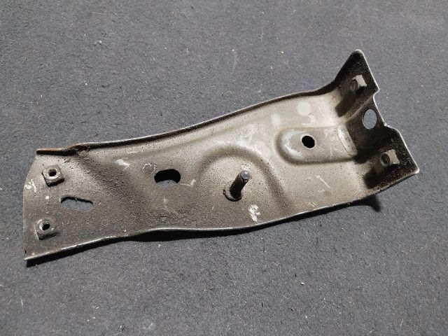 bontott VW PASSAT B6 Bal Sárvédő Oldaltartó