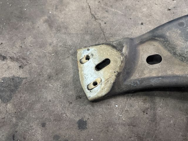 bontott VW PASSAT B6 Bal Sárvédő Oldaltartó