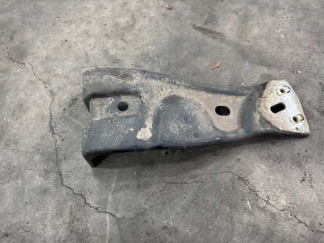 bontott VW PASSAT B6 Bal Sárvédő Oldaltartó