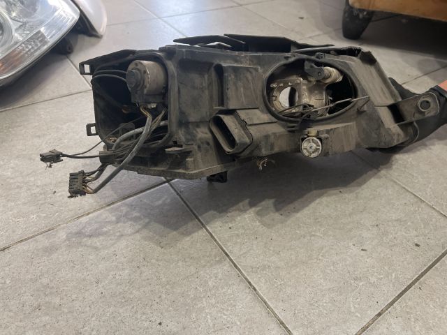 bontott VW PASSAT B6 Bal Xenon Fényszóró