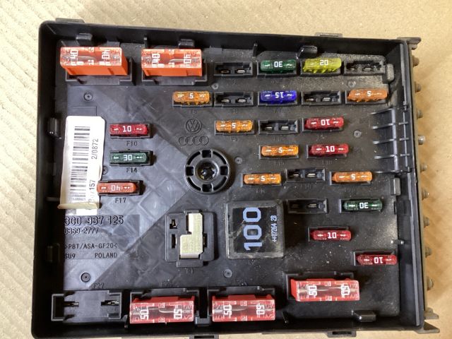 bontott VW PASSAT B6 Biztosítéktábla Doboz