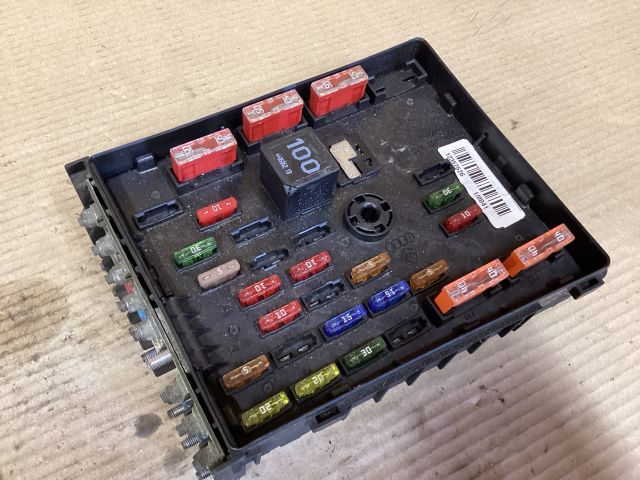 bontott VW PASSAT B6 Biztosítéktábla Doboz