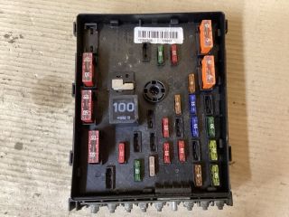 bontott VW PASSAT B6 Biztosítéktábla Doboz