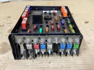 bontott VW PASSAT B6 Biztosítéktábla Doboz