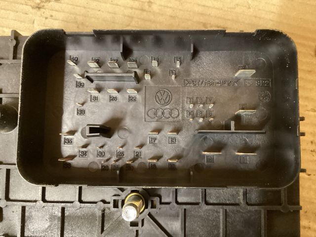 bontott VW PASSAT B6 Biztosítéktábla Doboz