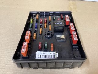 bontott VW PASSAT B6 Biztosítéktábla Doboz