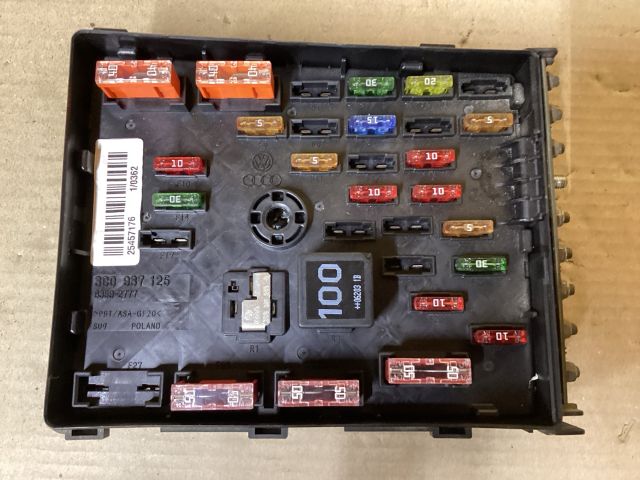bontott VW PASSAT B6 Biztosítéktábla Doboz