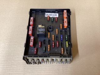 bontott VW PASSAT B6 Biztosítéktábla Doboz