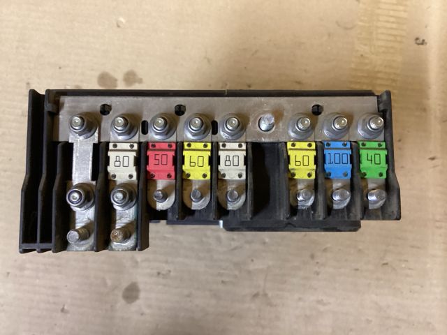 bontott VW PASSAT B6 Biztosítéktábla Doboz