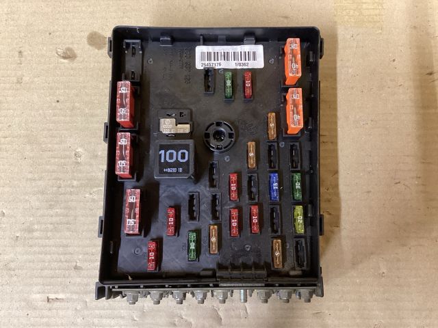 bontott VW PASSAT B6 Biztosítéktábla Doboz