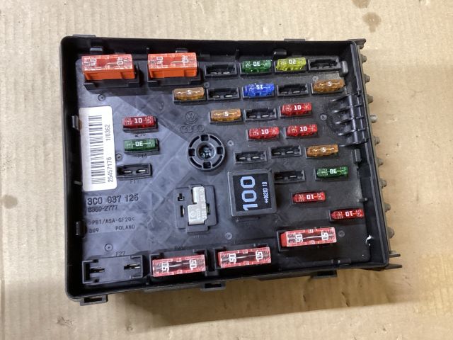 bontott VW PASSAT B6 Biztosítéktábla Doboz