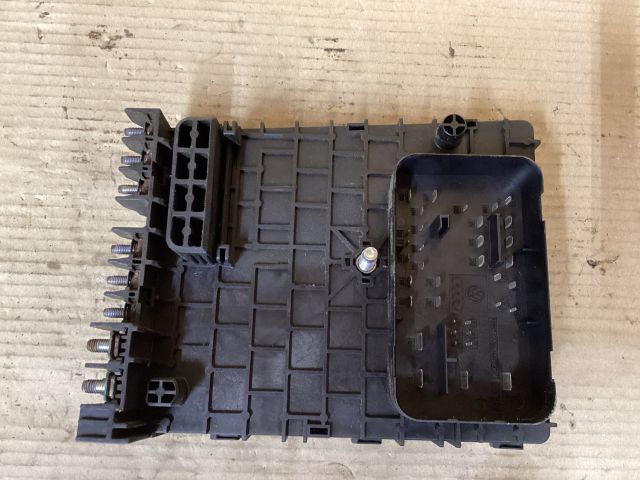 bontott VW PASSAT B6 Biztosítéktábla Doboz