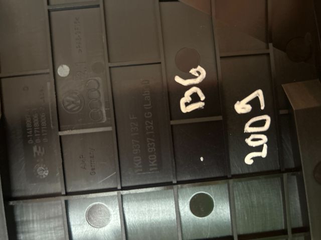 bontott VW PASSAT B6 Biztosítéktábla Fedél