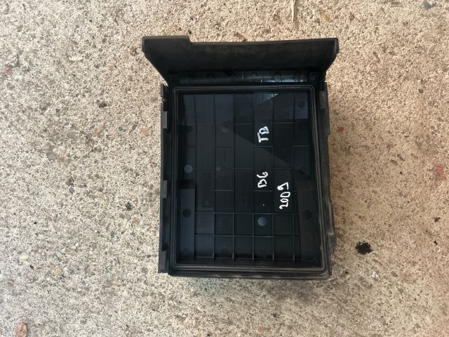 bontott VW PASSAT B6 Biztosítéktábla Fedél