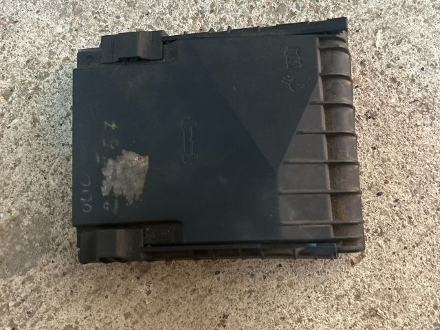 bontott VW PASSAT B6 Biztosítéktábla Fedél