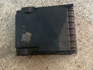 bontott VW PASSAT B6 Biztosítéktábla Fedél