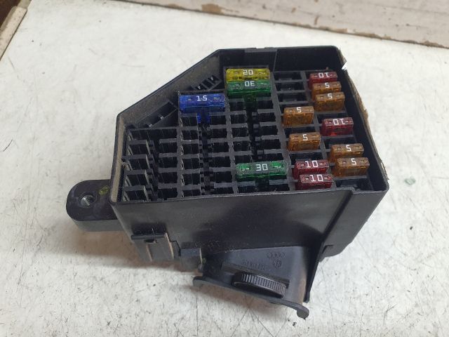 bontott VW PASSAT B6 Biztosítéktábla Utastér